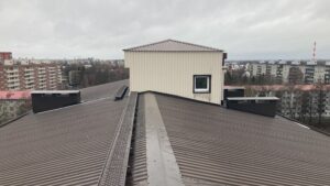 Installation of metal elements on roofs